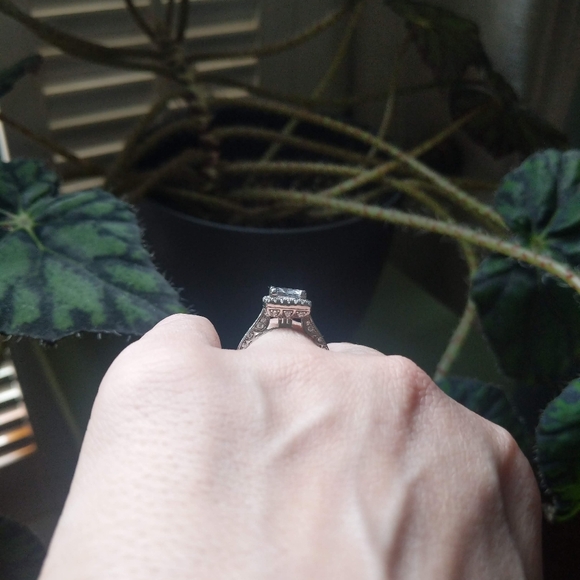 Faux diamond ring - Picture 4 of 7